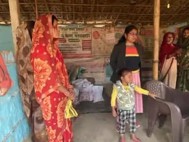 मरौना: मरौना में पल्स पोलियो अभियान का शुभारंभ, बीडीओ ने बच्चे को पिलाई दवा