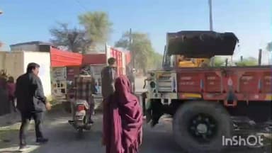 जावद: नगर परिषद की अनदेखी के बीच ग्राम पंचायत ने जावद तारापुर मार्ग पर जेसीबी से अतिक्रमण हटाया