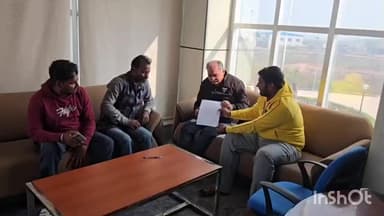 कुम्हेर: ब्रिज विश्वविद्यालय में छात्रों की समस्याओं को लेकर छात्र नेता राहुल उवार ने विश्वविद्यालय प्रशासन को ज्ञापन सौंपा