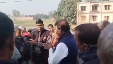 पुपरी: बाजपट्टी के वासुदेवपुर में करंट लगने से कमलेश राय की मौत, विधायक रामेश्वर महतो ने परिवार को दी सांत्वना