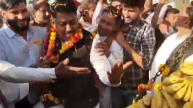 राहुवास: राज्य सरकार के सफल 2 वर्ष पूर्ण होने पर लालसोट क्षेत्र में निकाली गई सुशासन रथयात्रा, विधायक को कल्याणपुरा में केलों से तोला गया