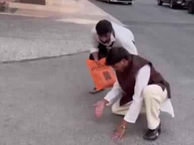 नरसिंहगढ़: नरसिंहगढ़ के कॉमेडियन धर्मेंद्र बिलौटिया ने MP की सड़कों की दुबई में खोली पोल, यहीं के मिस्त्री से काम कराने की बात कही