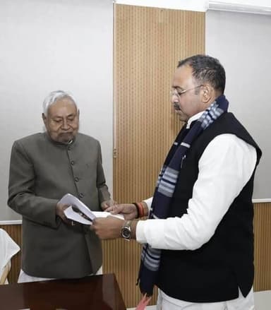 धान खरीद लक्ष्य बढ़ाने को लेकर दिनारा विधायक ने मुख्यमंत्री से की मुलाकात, किसानों की समस्याओं से कराया अवगत
दिनारा विध...