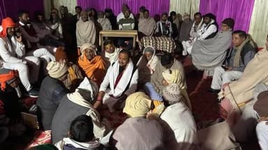 सूर्यपुरा प्रखंड के अगरेड़ खुर्द में 51 कुण्डीय लक्ष्मी नारायण महायज्ञ को हुई बैठक में शामिल हुए विधायक आलोक कुमार सिंह।...