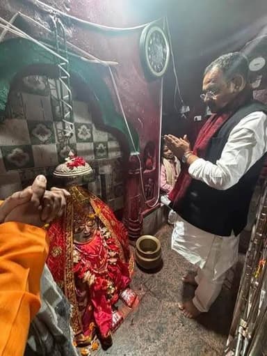 दिनारा विधायक आलोक सिंह ने यक्षणी भवानी मंदिर धाम में की पूजा-अर्चना किया।