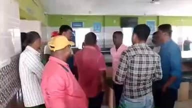 ସୋର: ସୋର ମେଡିକାଲ ପରିସରରେ ଥିବା ଆହାର କେନ୍ଦ୍ରରୁ ବନ୍ଧୁକ ସହ ଜଣେ ଯୁବକକୁ ଧରିଲା ସୋର ପୁଲିସ