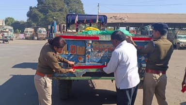 पचोर: रात में हादसे रोकने के लिए पचोर पुलिस ने ट्रैक्टर ट्रॉलियों पर रेडियम लगाया, लोगों से भी की अपील