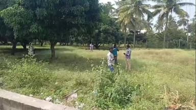 நாட்றாம்பள்ளி: மேல்பச்சூர் பகுதியில் ஆக்கிரமிப்பு செய்யப்பட்டிருந்த அரசுக்கு சொந்தமான அரசு நத்தம் புறம்போக்கு இடத்தை அளவீடு செய்த அதிகாரிகள்