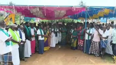 கமுதி: தாலுகா அலுவலகம் முன்பு விவசாயிகள் 3 அம்ச கோரிக்கையை மத்திய மாநில அரசு நிறைவேற்ற வலியுறுத்தி காதில் பூ சுற்றி கஞ்சி சட்டி ஏந்தி நூதன போராட்டம்