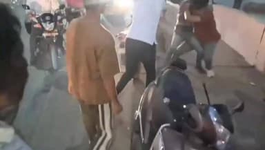 ଗୋପାଳପୁର: ବ୍ରହ୍ମପୁର ଲାଞିପଲ୍ଲୀ ଓଭର ବ୍ରିଜ ରେ ସ୍କୁଟି ଓ ମୋଟରସାଇକେଲ ମଧ୍ୟରେ ଦୁର୍ଘଟଣା ପରେ ଘଟଣା ସ୍ଥଳରେ ଉତ୍ତେଜନା ଓ ଗଣ୍ଡଗୋଳ