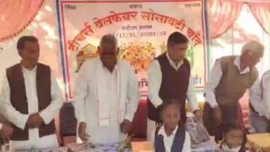 चांद: पिपरिया खाती में टीचर वेलफेयर सोसाइटी के सदस्यों ने स्कूली छात्राओं को गणवेश वितरित की