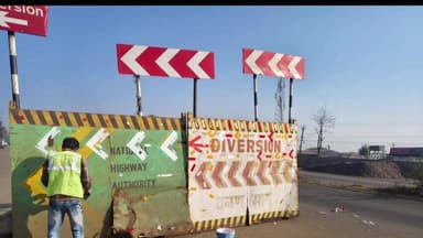 कराड: पुणे–बंगळुरू आशियाई महामार्गावर दिशादर्शक व सूचना फलकांचे नूतनीकरण; वाहतूक सुरक्षेला बळ