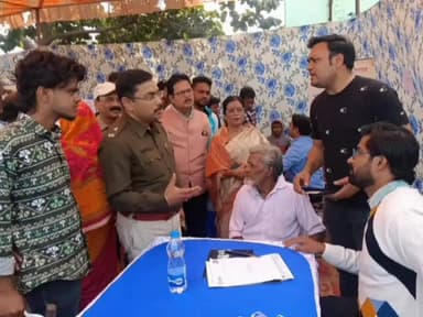 খড়গপুর ১: খড়্গপুরে আয়োজিত স্বাস্থ্য পরীক্ষা শিবিরে পরিদর্শন পৌরপ্রধান এবং IC -র