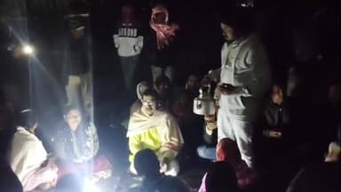 আউশগ্রাম ১: বাড়ির দোরগোড়ায় পুরপ্রধান, মনখুলে সমস্যা জানাচ্ছেন গুসকরার মানুষ