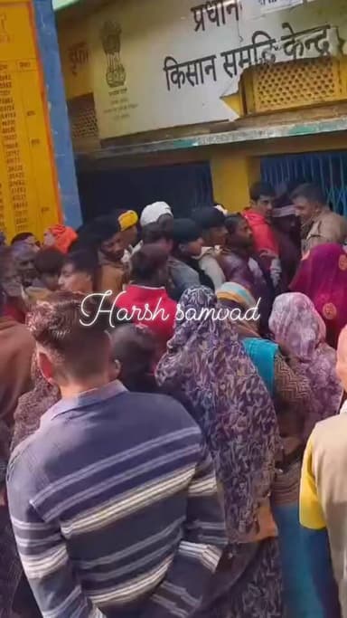 जालौन में खाद लेने लाइन में खड़े युवक से खाकीधारी की दबंगई आई सामने, खाद लेने के लिए लाइन में खड़े युवक को लाइन से निकालक...