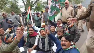 #चंदौली: बीजेपी कार्यालय का घेराव करने जा रहे कांग्रेसियों की पुलिस के साथ हुई नोक झोंक, बलपूर्वक किया गिरफ़्तार #Chanda...