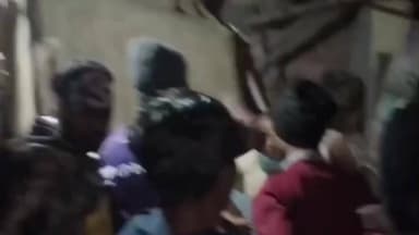 ভাতার: 'আমাদের পাড়া আমাদের সমাধান'শিবিরের বরাদ্দ নিয়ে ক্ষোভ, পঞ্চায়েত সদস্যের বাড়িতে গিয়ে বিক্ষোভ,
ঘটনা ভাতারের বনপাড়ায়