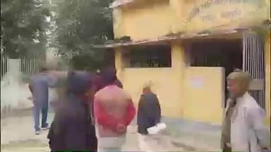 पातेपुर: पातेपुर बाल विकास परियोजना कार्यालय के पीछे नाले और शौचालय की जर्जर टंकी से दुर्गंध, कर्मी परेशान