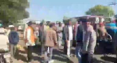 पेटलावद: पेटलवाद-करडावद मार्ग पर खाद की समस्या से परेशान किसानों ने किया चक्काजाम