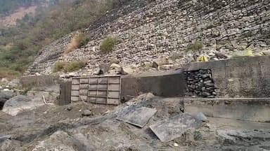 #BreakingNews यमुनोत्री राष्ट्रीय राजमार्ग पर पुल की सुरक्षा में भारी अनियमितताएं, सुरक्षा के नाम पर सिर्फ घोटाला। #top...