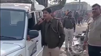 घोसवरी: घोसवरी थाना क्षेत्र के धनकडोभ में पूर्ण शराबबंदी को लेकर थानाध्यक्ष ने ग्रामीणों को माइकिंग कर किया जागरूक