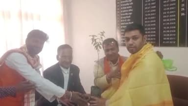 खालवा: गणेश भावसार जिला ब्यूरो खंडवा
शिवसेना जिलाप्रमुख गणेश भावसार ने बताया कि एस,डी,एम,ऋषि शामड़े को तुलसी पौधा म्रष्टाचार