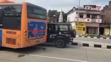 बांसगांव: सेंवई चौराहे पर यूनियन बैंक के सामने फोरलेन के टर्निंग प्वाइंट के पास अज्ञात वाहन की ठोकर से लेखपाल गंभीर रूप से घायल