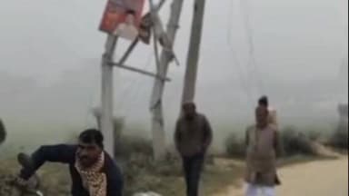 सहजनवा: अज्ञात वाहन की टक्कर से बिजली का पोल ध्वस्त, घघसरा बाजार में कई गांवों की आपूर्ति ठप, शाम तक बहाली का दावा