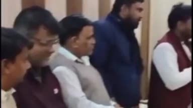 गोला: बड़हलगंज के सराफा व्यापारियों ने पुलिस से सुरक्षा की मांगी, कोतवाली प्रभारी ने सहयोग का भरोसा दिलाया