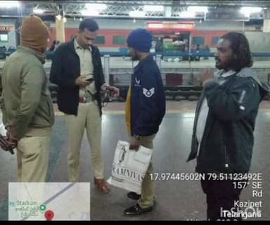 ఖాజీపేట: కాజీపేట రైల్వే స్టేషన్ లో పోలీసులు విస్తృత తనిఖీలు అనుమానత వ్యక్తులను క్షుణ్ణంగా పరిశీలించిన పోలీసులు