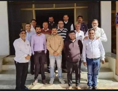 ગારિયાધાર: ગારીયાધાર બાર એસોસિયેશનની ચૂંટણી તા. 18/11/2025 ના રોજ બિનહરીફ યોજાઈ હતી. આ ચૂંટણી પ્રક્રિયા ગારીયાધારના ન્યાય મંદિરમાં