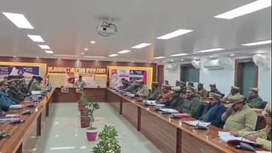 मंझनपुर: मंझनपुर में बैठक में एसपी का सख्त संदेश, लंबित केस निपटाने और साइबर व आईटी एक्ट में मजबूत चार्जशीट दाखिल करने का निर्देश