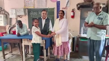 વાલિયા: વાલિયા તાલુકાના ધોળગામની પ્રાથમિક શાળા ખાતે શિક્ષક દંપતી દ્વારા વિદ્યાર્થીઓને સ્વેટર આપવામાં આવ્યા હતા.