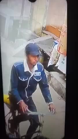 फतेहगंज पश्चिमी में अहमद नवी के कोटा से साइकिल सवार जो व्यक्ति है ये साइकिल चोर इसने फतेहगंज से 8 चोरी की है