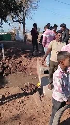 भीलवाड़ा बुजुर्ग का थपना में नाली चौक हो गई है ग्राम पंचायत में सरपंच सचिव सबको बोल दिया है पर कोई सुनवी नहीं कर रहा है