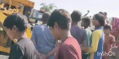 छातापुर: छातापुर के ग्वालपाड़ा में गड्ढा खोदते समय पलटा जेसीबी, चालक और सह-चालक बाल-बाल बचे