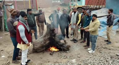 ताखा: ऊसराहार में रैन बसेरा शुरू, एसडीएम ने गरीबों को बांटे कंबल और अलाव की व्यवस्था की
