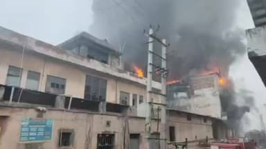 बहादुरगढ़: एम आई पार्ट ए स्थित फैक्ट्री में भीषण आग, आग बुझाने में दमकल विभाग की गाड़ियां जुटीं
