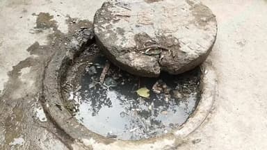 सीवर लाइन चौक होने से सड़कों पर भरा गंदा पानी, बीटी आई स्कूल के पास शिवहरे का पुरा वार्ड 11 भिंड