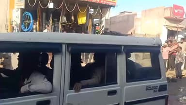 देसूरी: आना में पुलिस प्रशासन की मौजूदगी में अतिक्रमण हटाया गया, अधूरा पड़ा सड़क निर्माण कार्य फिर से शुरू हुआ