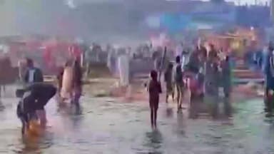 हंडिया: अमावस्या पर नर्मदा नदी में स्नान के लिए उमड़ी श्रद्धालुओं की भीड़