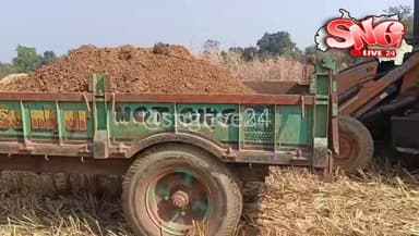 ସୁଆଁମାଲ ଗ୍ରାମରୁ ମୁରମ ଚାଲାଣ କରୁଥିବା ବେଳେ ଦୁଇଟି ନମ୍ବରବିହୀନ ଟ୍ରାକ୍ଟର ସହ ଗୋଟିଏ ଜେସିବିକୁ ଅଟକ ରଖି ତଦନ୍ତ କରୁଛି ପୋଲିସ। #sundarga...