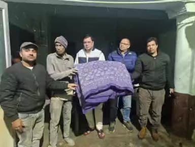 मुरादाबाद: कड़ाके की ठंड के बीच कांग्रेस पार्षदों ने बारादरी इलाके में जरूरतमंदों को लिहाफ और रजाई वितरित की