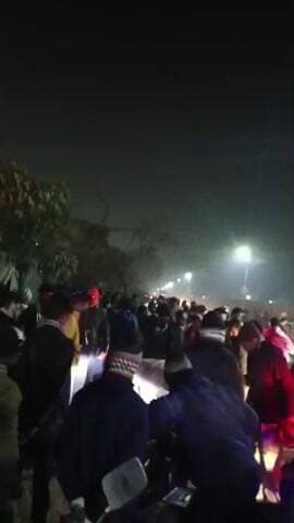 Jhansi Nagar 4th factory workshop ke samne yadi teen ladke ka dharmveer ka halat the accident hua ha gadiya fatak naraj