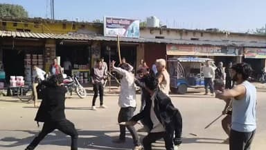 चंदला रोड पर लवकुशनगर में 2 पक्षों में हुई मारपीट पुलिस ने दोनों पक्षों पर किया मामला दर्ज !
दो पक्षों में जमकर चले लाठ...