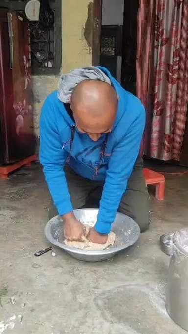 देखिए ई भोज खोका को आज कही भोज का निमंत्रण नही मिला तो हम इनके लिए मटन और अंडा का व्यवस्था कर दिये ये खुद रोटी बनाने में...