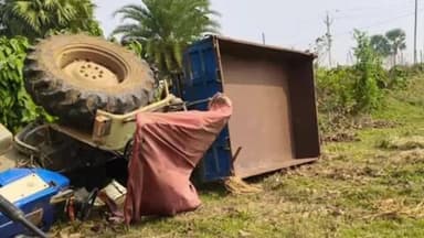 ବିଞ୍ଝାରପୁର: ବିଂଝାରପୁର ଥାନା ଅନ୍ତର୍ଗତ ସିଂହପୁର କଲେଜ ଟିଣା ରାସ୍ତାରେ ଭାରସାମ୍ୟ ହରାଇ ଓଲଟିଲା ଟ୍ରାକ୍ଟର ଗାଡି,ଦୁର୍ଘଟଣାରୁ ଅଳ୍ପକେ ବର୍ତ୍ତିଲେ ଚାଳକ