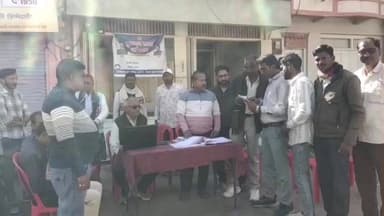 सुसनेर: इतवारीया में नगर परिषद ने सुशासन सप्ताह के तहत शिविर लगाकर हितग्राहियों के आवेदन पत्र भरे