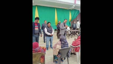 निज़ामाबाद: शीतलहर के बीच अंबरपुर वृद्धा आश्रम पहुंचे डीएम, वृद्धजनों में बांटे कम्बल