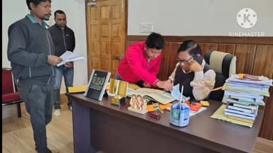 নাজিৰা: বিধায়ক দেৱব্ৰত শইকীয়াৰ শিমলুগুৰিত বাস গৃহত ৰাইজৰ সমস্যাৰ সন্দৰ্ভত মতবিনিময়ত অংশগ্ৰহণ নাজিৰাৰ বিধায়ক দেৱব্ৰত শইকীয়াৰ